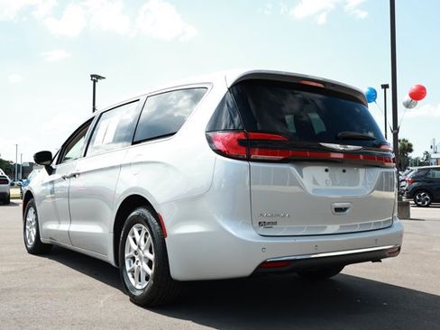Used 2024 Chrysler Pacifica Touring-L FWD image 8