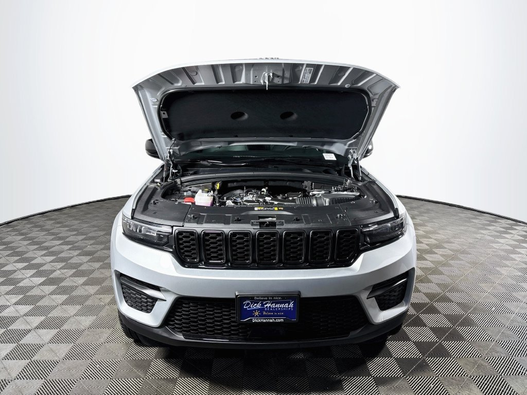 Used 2025 Jeep Grand Cherokee Altitude AWD/4WD image 21
