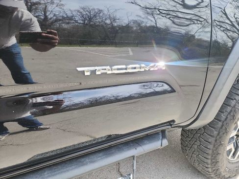 Used 2017 Toyota Tacoma TRD Off-Road image 11