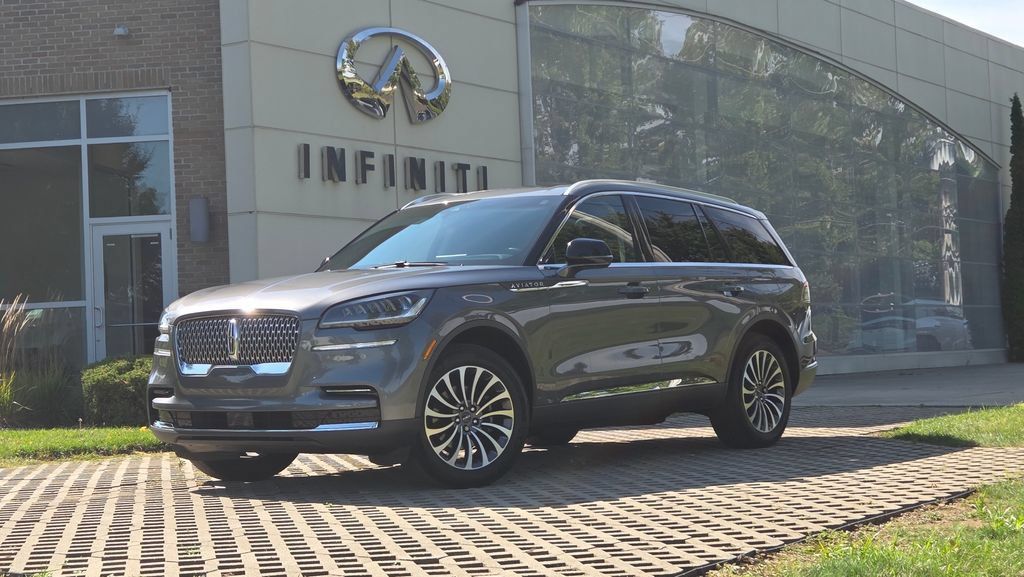 Used 2023 Lincoln Aviator AWD w/ Premium Package image 2