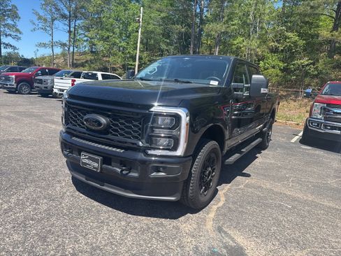 Used 2025 Ford F250 XLT w/ Black Appearance Package AWD/4WD image 3