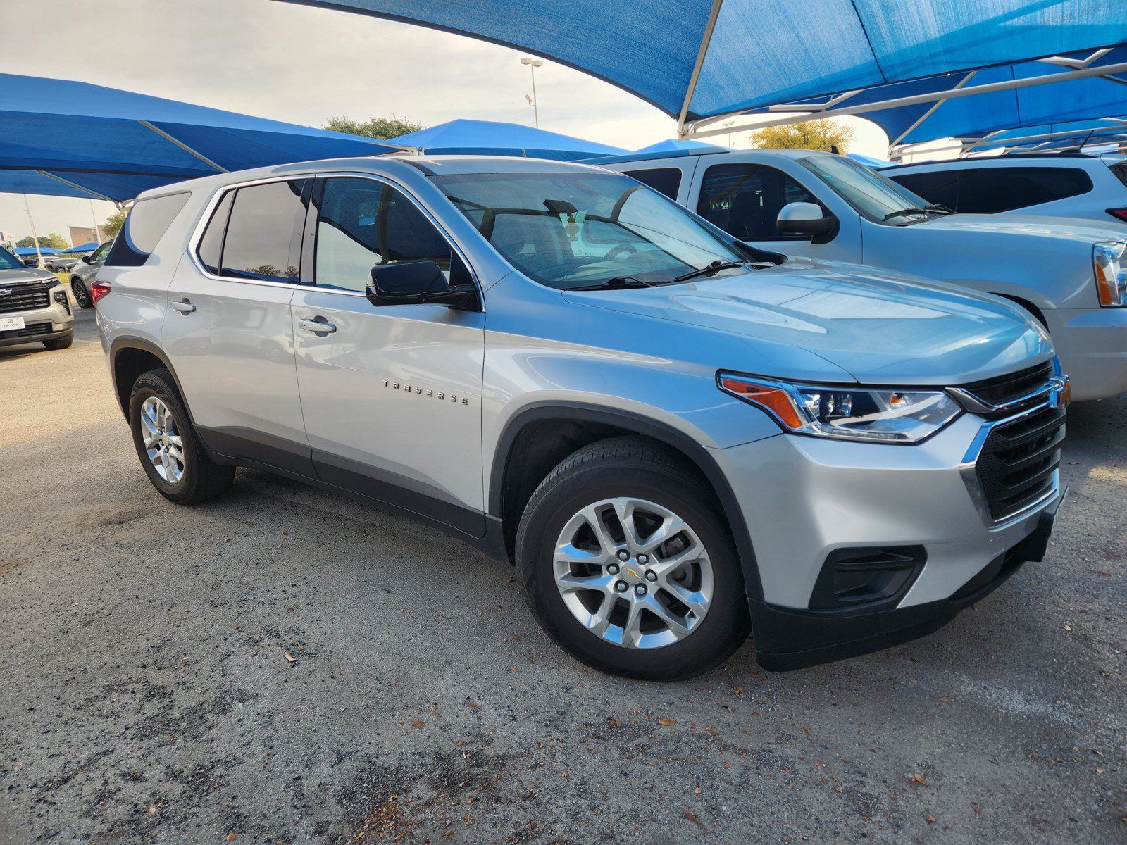Used 2020 Chevrolet Traverse LS FWD image 1