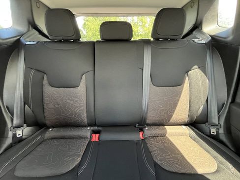 Used 2023 Jeep Renegade Latitude AWD/4WD image 17