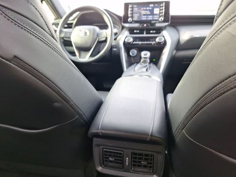 Used 2022 Toyota Venza XLE image 32