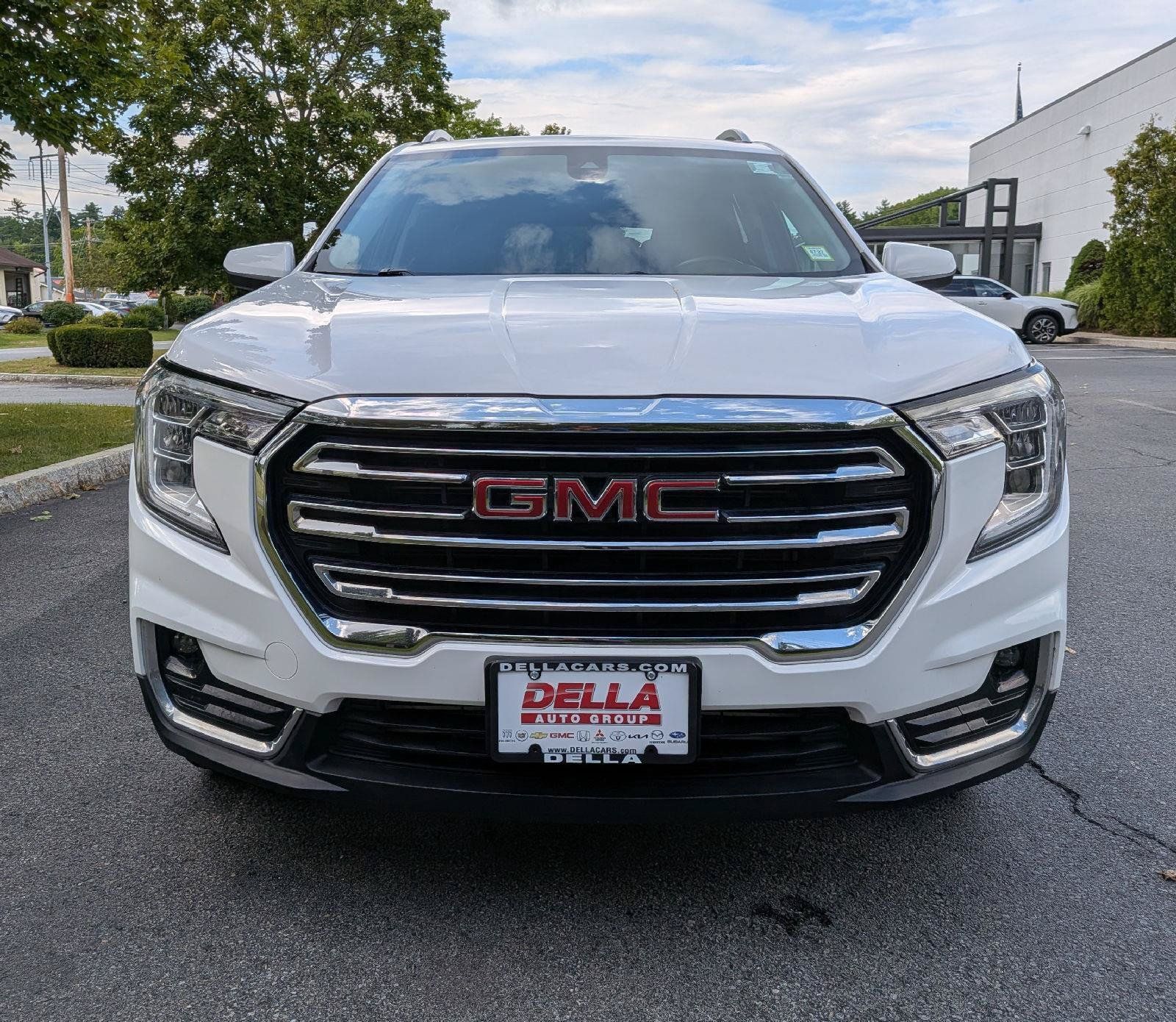 Used 2022 GMC Terrain SLT AWD/4WD image 2