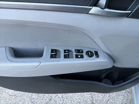 Used 2019 Hyundai Elantra SEL image 18