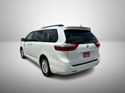 Used 2017 Toyota Sienna XLE w/ XLE Navigation Package FWD image 3