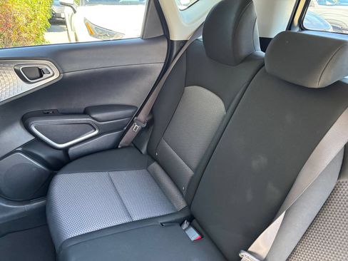 Used 2025 Kia Soul LX w/ LX Technology Package FWD image 32