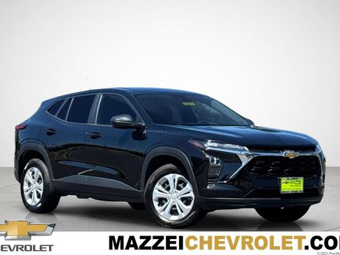 Used 2025 Chevrolet Trax LS FWD image 1