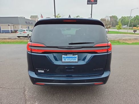 Used 2025 Chrysler Pacifica Limited FWD image 7