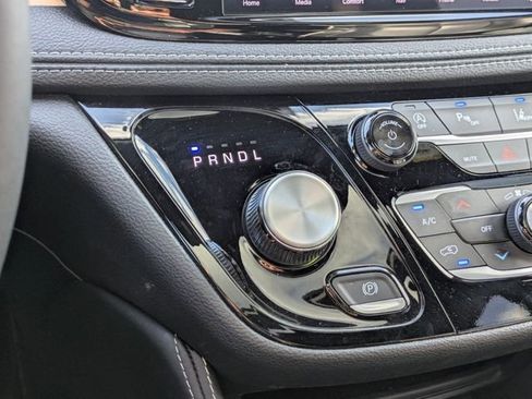 Used 2025 Chrysler Pacifica Limited FWD image 23