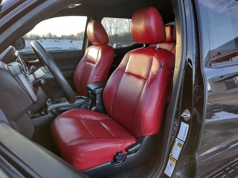 Used 2017 Toyota Tacoma TRD Sport image 11