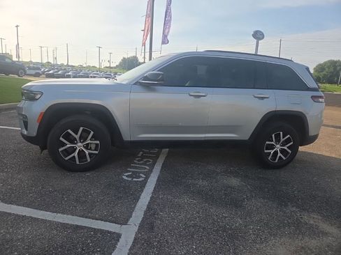 Used 2025 Jeep Grand Cherokee Limited w/ Luxury Tech Group II AWD/4WD image 5
