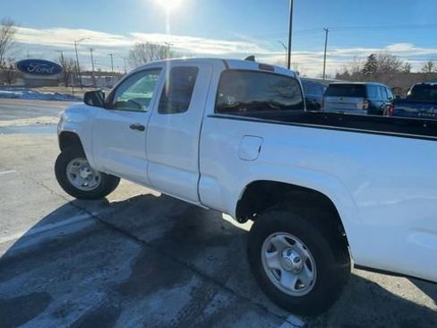 Used 2019 Toyota Tacoma SR image 4