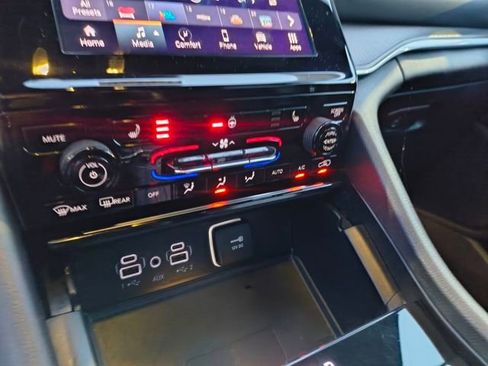 Used 2024 Jeep Grand Cherokee L Laredo image 19