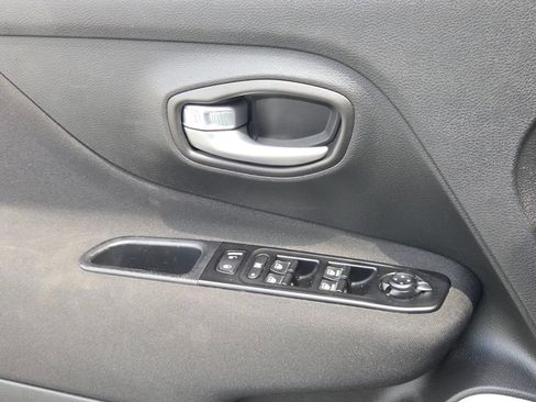 Used 2019 Jeep Renegade Latitude FWD image 30