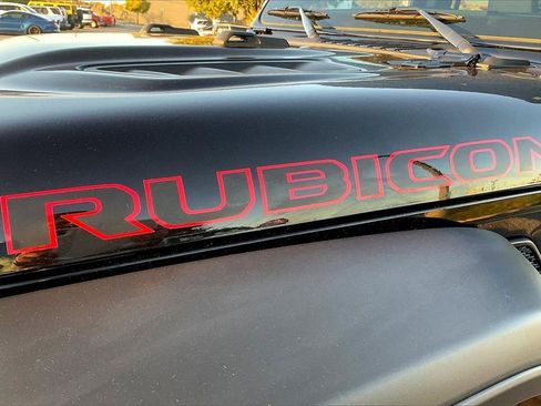 Used 2025 Jeep Wrangler Unlimited Rubicon w/ Technology Group image 12