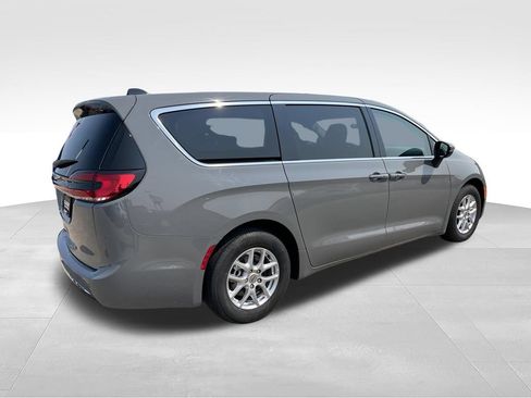Used 2023 Chrysler Pacifica Touring-L FWD image 4