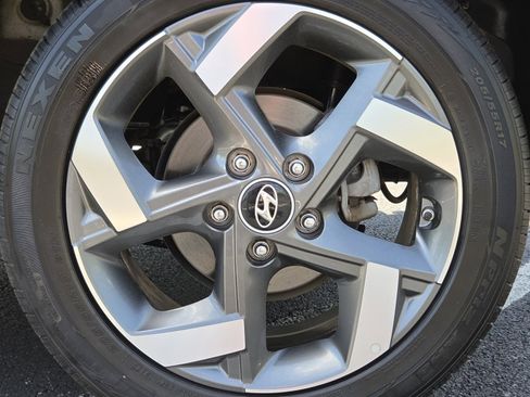 Used 2025 Hyundai Venue SEL FWD image 12