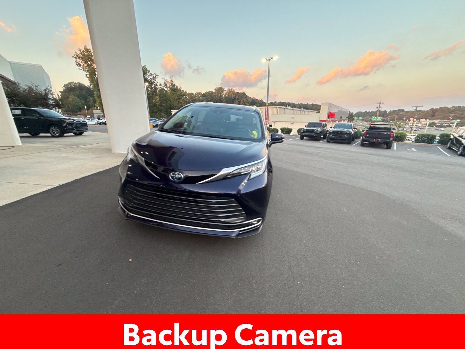 Used 2024 Toyota Sienna Limited FWD image 11