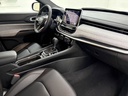 Used 2024 Jeep Compass Latitude image 23