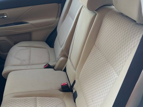 Used 2014 Mitsubishi Outlander SE image 12