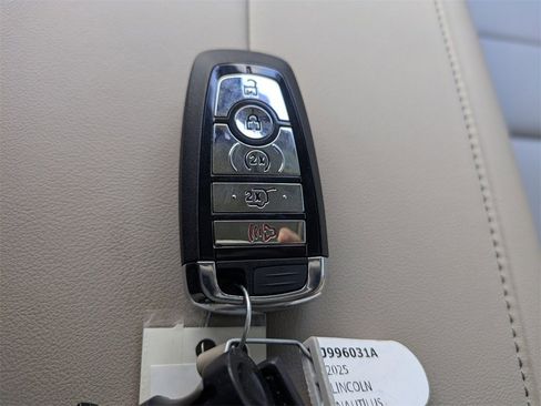 Used 2025 Lincoln Nautilus Premier image 36