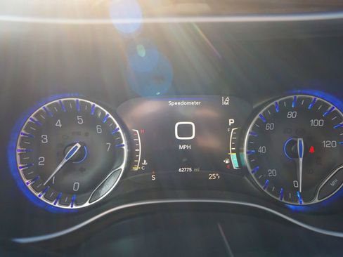 Used 2021 Chrysler Pacifica Limited w/ Uconnect Theater Family Group image 25