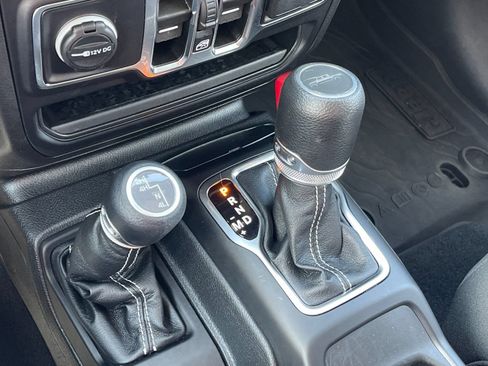 Used 2023 Jeep Gladiator Overland w/ Cold Weather Group AWD/4WD image 23