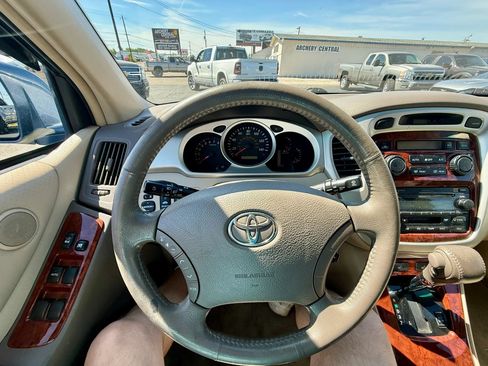 Used 2007 Toyota Highlander 4WD V6 w/ 3rd Row image 10