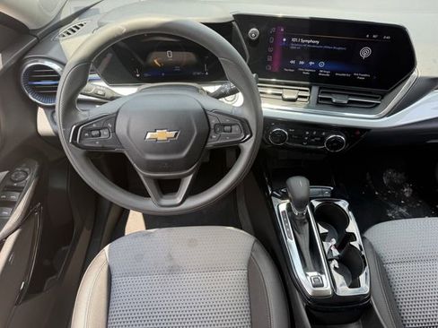 Used 2025 Chevrolet Trax LT FWD image 14
