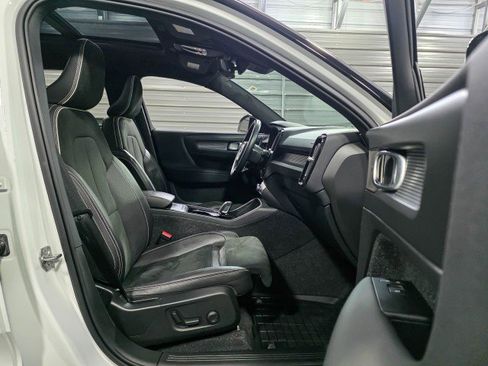 Used 2021 Volvo XC40 P8 Recharge w/ Advanced Package image 15