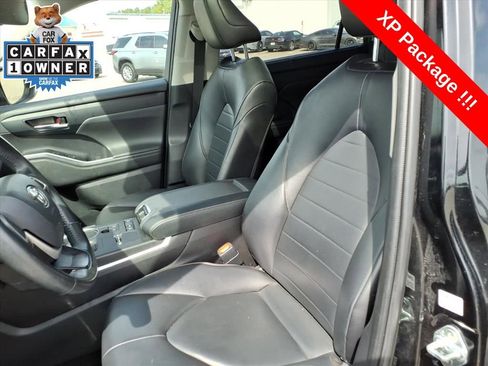 Used 2022 Toyota Highlander XLE FWD image 18