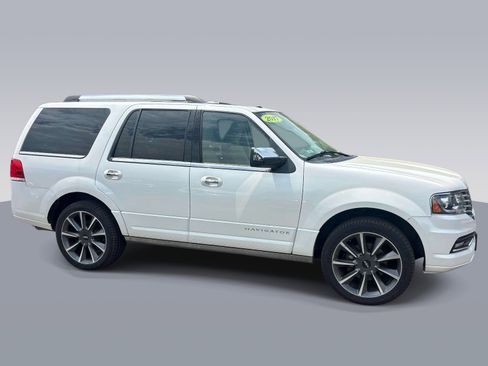 Used 2017 Lincoln Navigator Reserve AWD/4WD image 2