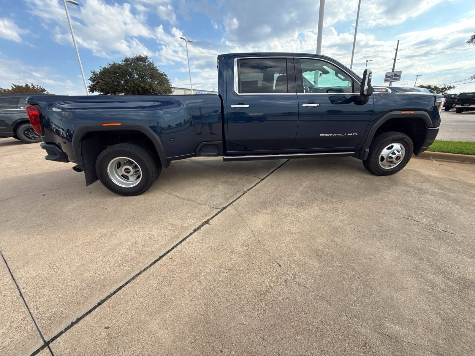 Used 2022 GMC Sierra 3500 Denali w/ Denali Ultimate Package AWD/4WD image 8