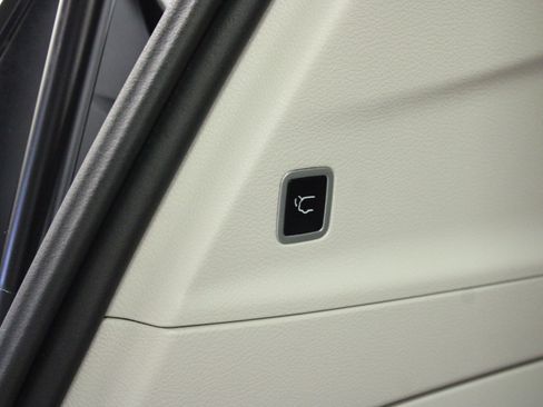 Used 2024 Chrysler Pacifica Touring-L FWD image 16