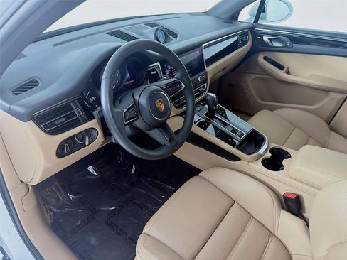 Certified 2025 Porsche Macan image 4