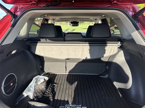 Used 2025 Toyota Corolla Cross XLE image 34