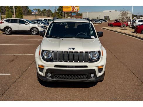 Used 2022 Jeep Renegade Latitude image 2