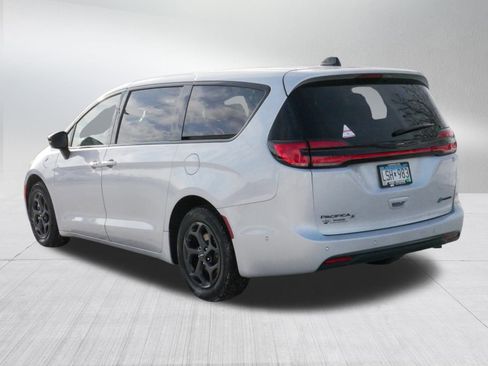 Used 2023 Chrysler Pacifica Limited w/ S Appearance Package image 5