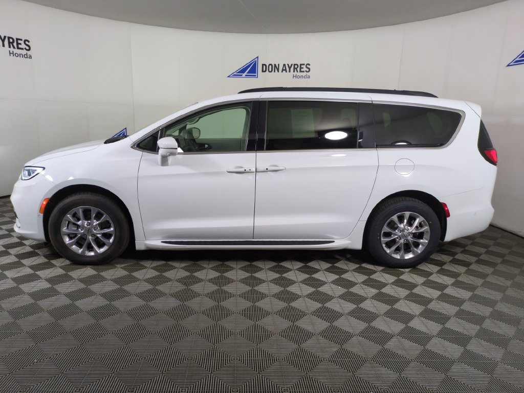 Used 2022 Chrysler Pacifica Touring-L w/ Uconnect Theater Family Group AWD/4WD image 2