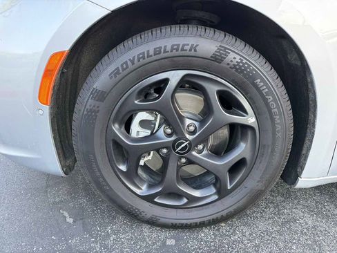 Used 2023 Chrysler Pacifica Touring-L w/ Uconnect Theater Family Group FWD image 24