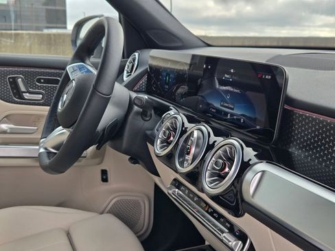 Used 2025 Mercedes-Benz GLB 250 4MATIC image 21
