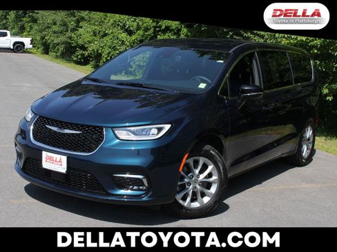 Used 2025 Chrysler Pacifica Select AWD/4WD image 1
