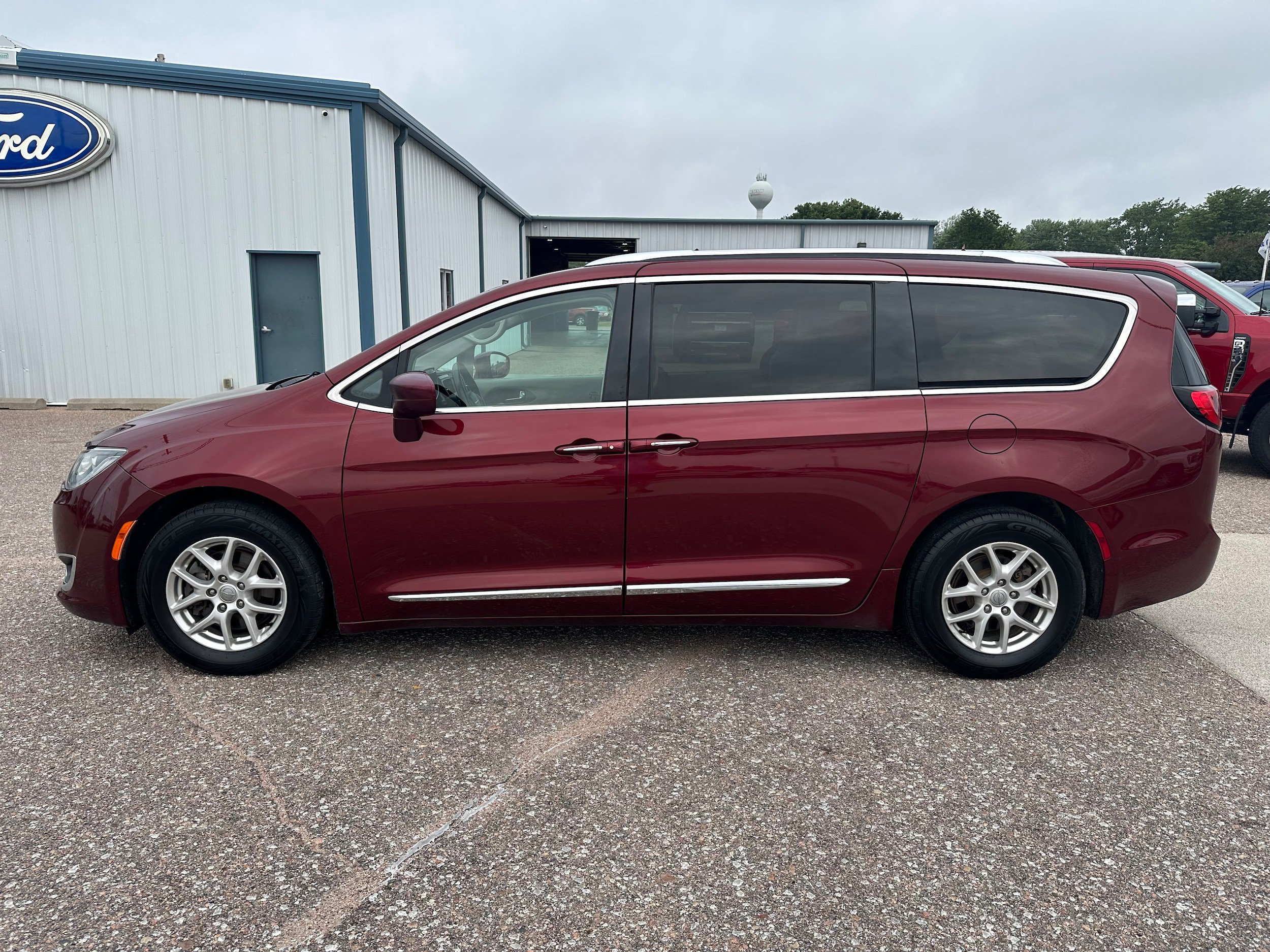 Used 2020 Chrysler Pacifica Touring-L FWD image 3