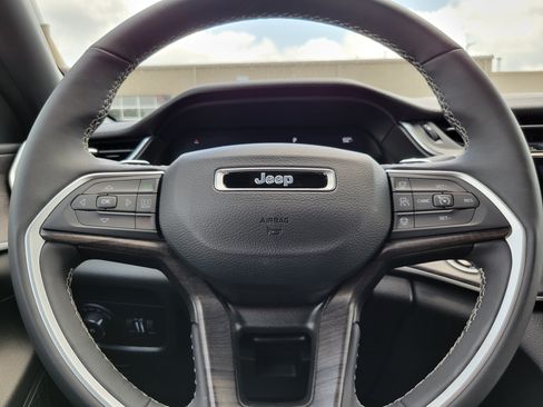 Used 2024 Jeep Grand Cherokee L Limited w/ Black Appearance Package AWD/4WD image 10