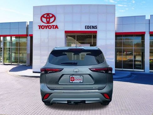 New 2026 Toyota Highlander Platinum image 4