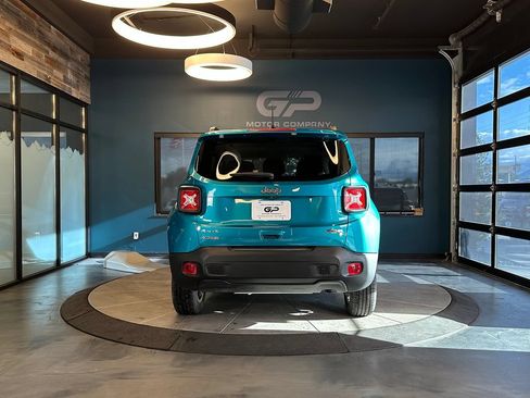 Used 2022 Jeep Renegade Latitude w/ Convenience Group AWD/4WD image 4