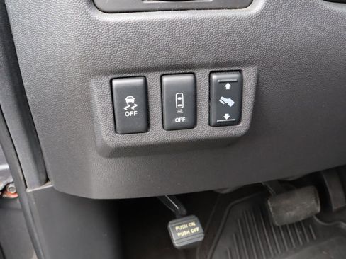 Used 2015 Nissan Titan SL AWD/4WD image 5