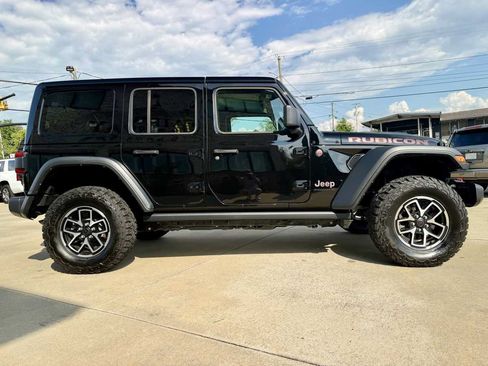 Used 2025 Jeep Wrangler Unlimited Rubicon w/ Convenience Group AWD/4WD image 6
